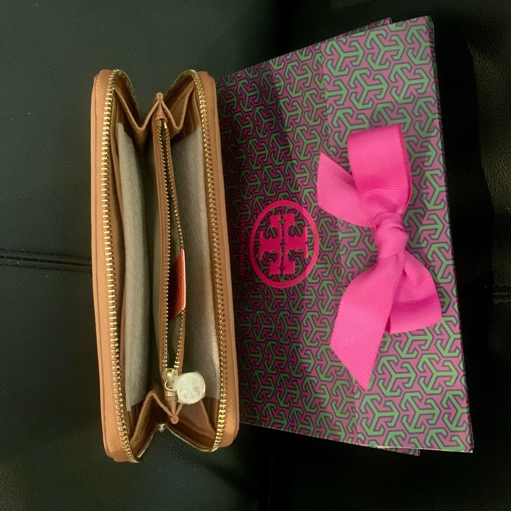 Tory Burch Wallet - Picture 3 of 5